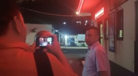 Ketua DPD Partai Perindo Kabupaten Manggarai Barat berinisial H (41) tampak tegang dan memilih irit bicara saat dicegat awak media usai keluar dari ruang pemeriksaan, Kamis (25/2). Foto Rino/GBRNews