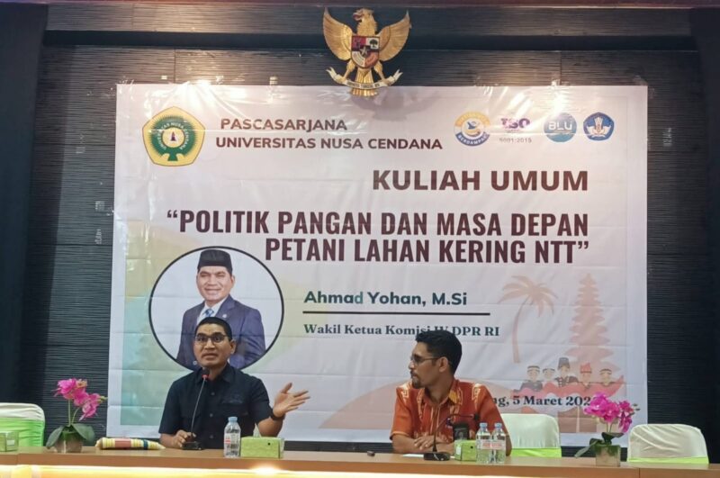 Wakil Ketua Komisi IV DPR RI Ahmad Yohan (kiri) ketika menyampaikan materi pada kuliah umum di Pascasarjana Undana. Kamis, 5 Maret 2026 dipandu Direktur Pascasarjana Undana Dr. Hamzah Wulakada (kanan).
