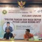 Wakil Ketua Komisi IV DPR RI Ahmad Yohan (kiri) ketika menyampaikan materi pada kuliah umum di Pascasarjana Undana. Kamis, 5 Maret 2026 dipandu Direktur Pascasarjana Undana Dr. Hamzah Wulakada (kanan).
