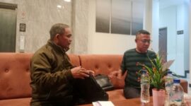 Haji Suhardi (kiri) sebagai Pelapor tengah didampingi kuasa hukumnya, Yance Thobias Messakh, SH (kanan) pada Kamis (5/3/2026) malam. Foto Rino/GBRNews.id.