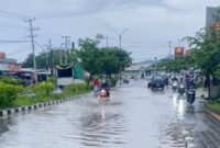 Genangan cukup parah terjadi di sekitar lampu merah Wae Mata, Desa Gorontalo, Kecamatan Komodo. Air menggenang hingga sekitar 40 sentimeter dan membuat arus lalu lintas tersendat, Senin (9/3/2026) sore. Foto Rino/GBRNews.id