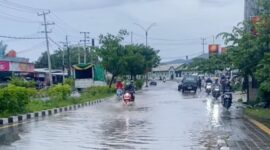 Genangan cukup parah terjadi di sekitar lampu merah Wae Mata, Desa Gorontalo, Kecamatan Komodo. Air menggenang hingga sekitar 40 sentimeter dan membuat arus lalu lintas tersendat, Senin (9/3/2026) sore. Foto Rino/GBRNews.id