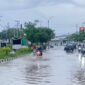 Genangan cukup parah terjadi di sekitar lampu merah Wae Mata, Desa Gorontalo, Kecamatan Komodo. Air menggenang hingga sekitar 40 sentimeter dan membuat arus lalu lintas tersendat, Senin (9/3/2026) sore. Foto Rino/GBRNews.id