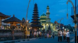 Malam Takbiran Idul Fitri 1447 Hijriah bertepatan dengan Hari Suci Nyepi Tahun Caka 1948, yang jatuh pada Kamis, 19 Maret 2026. [Ilustrasi AI]