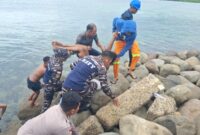 Tim gabungan dari Polres Manggarai Barat, Lanal Labuan Bajo, dan PT Pelindo berhasil mengevakuasi korban R (21). (Foto: Humas Polres Mabar) 