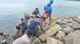 Tim gabungan dari Polres Manggarai Barat, Lanal Labuan Bajo, dan PT Pelindo berhasil mengevakuasi korban R (21). (Foto: Humas Polres Mabar) 