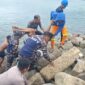 Tim gabungan dari Polres Manggarai Barat, Lanal Labuan Bajo, dan PT Pelindo berhasil mengevakuasi korban R (21). (Foto: Humas Polres Mabar) 