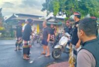 WN Amerika Serikat (AS) ditangkap pecalang setelah ketahuan berkeliaran di Jalan Raya Sukawati saat Nyepi, Kamis (19/3/2026). (Dok. Polres Gianyar)
