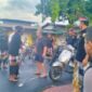 WN Amerika Serikat (AS) ditangkap pecalang setelah ketahuan berkeliaran di Jalan Raya Sukawati saat Nyepi, Kamis (19/3/2026). (Dok. Polres Gianyar)
