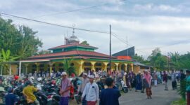 Usai pelaksanaan salat, suasana haru dan kebahagiaan tampak menyelimuti para jemaah, Jumat (20/3) pagi. (Foto Sarifudin/GBRNews.id) 