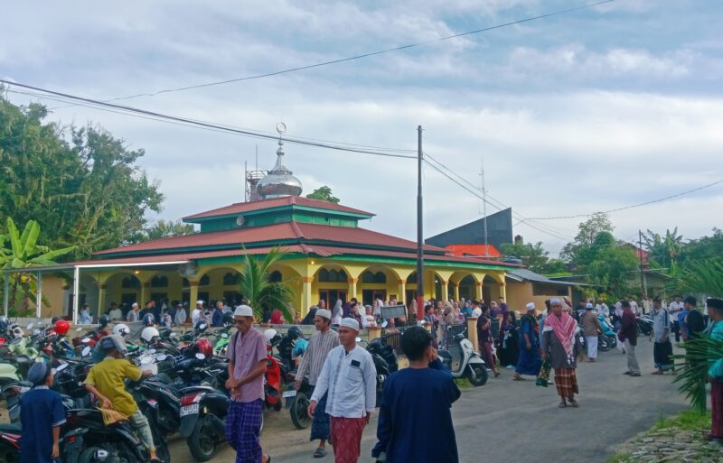 Usai pelaksanaan salat, suasana haru dan kebahagiaan tampak menyelimuti para jemaah, Jumat (20/3) pagi. (Foto Sarifudin/GBRNews.id) 