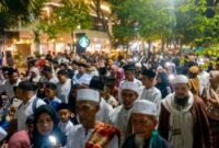 Ribuan umat Muslim di Labuan Bajo tumpah ruah memadati jalanan kota dalam Gema Takbir Keliling 1447 H/2026 M yang digelar oleh Pengurus Hari Besar Islam (PHBI) Kabupaten Manggarai Barat, Jumat (20/3) malam. (Foto Sarifudin/GBRNews.id)