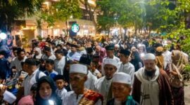 Ribuan umat Muslim di Labuan Bajo tumpah ruah memadati jalanan kota dalam Gema Takbir Keliling 1447 H/2026 M yang digelar oleh Pengurus Hari Besar Islam (PHBI) Kabupaten Manggarai Barat, Jumat (20/3) malam. (Foto Sarifudin/GBRNews.id)