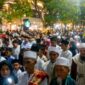 Ribuan umat Muslim di Labuan Bajo tumpah ruah memadati jalanan kota dalam Gema Takbir Keliling 1447 H/2026 M yang digelar oleh Pengurus Hari Besar Islam (PHBI) Kabupaten Manggarai Barat, Jumat (20/3) malam. (Foto Sarifudin/GBRNews.id)