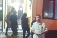 Oknum anggota DPRD Kabupaten Manggarai Barat berinisial H dari Partai Perindo (depan), saat keluar dari ruang pemeriksaan Unit Tipidum Polres Manggarai Barat, Kamis (26/3/2026) malam. Foto Rino/GBRNews.id