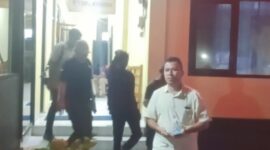 Oknum anggota DPRD Kabupaten Manggarai Barat berinisial H dari Partai Perindo (depan), saat keluar dari ruang pemeriksaan Unit Tipidum Polres Manggarai Barat, Kamis (26/3/2026) malam. Foto Rino/GBRNews.id