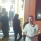 Oknum anggota DPRD Kabupaten Manggarai Barat berinisial H dari Partai Perindo (depan), saat keluar dari ruang pemeriksaan Unit Tipidum Polres Manggarai Barat, Kamis (26/3/2026) malam. Foto Rino/GBRNews.id