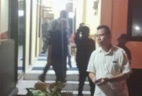 Oknum anggota DPRD Kabupaten Manggarai Barat berinisial H dari Partai Perindo (depan), saat keluar dari ruang pemeriksaan Unit Tipidum Polres Manggarai Barat, Kamis (26/3/2026) malam. Foto Rino/GBRNews.id