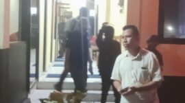 Oknum anggota DPRD Kabupaten Manggarai Barat berinisial H dari Partai Perindo (depan), saat keluar dari ruang pemeriksaan Unit Tipidum Polres Manggarai Barat, Kamis (26/3/2026) malam. Foto Rino/GBRNews.id