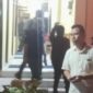 Oknum anggota DPRD Kabupaten Manggarai Barat berinisial H dari Partai Perindo (depan), saat keluar dari ruang pemeriksaan Unit Tipidum Polres Manggarai Barat, Kamis (26/3/2026) malam. Foto Rino/GBRNews.id
