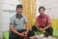 Tokoh masyarakat Desa Macang Tanggar, Rudi Hartono (kiri) bersama generasi muda Dusun Nanga Nae, Irfan (kanan), Sabtu (28/3/2026) malam. Foto Rino/GBRNews.id