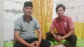 Tokoh masyarakat Desa Macang Tanggar, Rudi Hartono (kiri) bersama generasi muda Dusun Nanga Nae, Irfan (kanan), Sabtu (28/3/2026) malam. Foto Rino/GBRNews.id