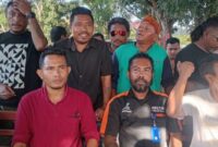 Kuasa Hukum Asosiasi Angkutan Wisata Darat (AWSTAR) Labuan Bajo, Sintus Jemali (tengah) saat mendampingi kliennya di Polres Manggarai Barat, Rabu (22/4/2026). Foto Ist. 