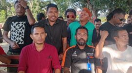 Kuasa Hukum Asosiasi Angkutan Wisata Darat (AWSTAR) Labuan Bajo, Sintus Jemali (tengah) saat mendampingi kliennya di Polres Manggarai Barat, Rabu (22/4/2026). Foto Ist. 