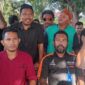 Kuasa Hukum Asosiasi Angkutan Wisata Darat (AWSTAR) Labuan Bajo, Sintus Jemali (tengah) saat mendampingi kliennya di Polres Manggarai Barat, Rabu (22/4/2026). Foto Ist. 
