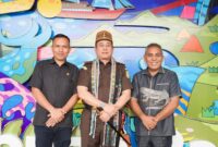 Ketua DPRD Kabupaten Manggarai Barat, Benediktus Nurdin (kiri), Kejati NTT, Roch Adi Wibowo (tengah) dan Bupati Mabar, Edistasius Endi (kanan), saat Penyambutan berlangsung di Bandar Udara Internasional Komodo, Selasa (28/4/2026). Foto Rino/GBRNews.id