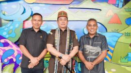Ketua DPRD Kabupaten Manggarai Barat, Benediktus Nurdin (kiri), Kejati NTT, Roch Adi Wibowo (tengah) dan Bupati Mabar, Edistasius Endi (kanan), saat Penyambutan berlangsung di Bandar Udara Internasional Komodo, Selasa (28/4/2026). Foto Rino/GBRNews.id