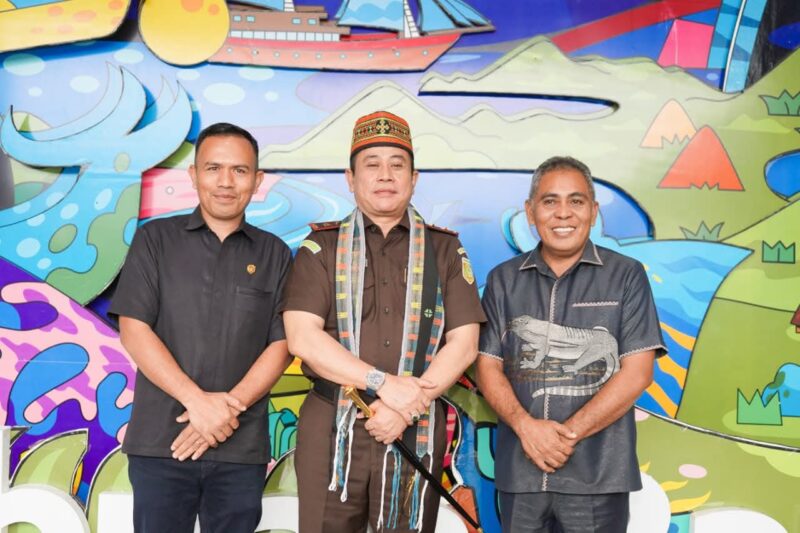 Ketua DPRD Kabupaten Manggarai Barat, Benediktus Nurdin (kiri), Kejati NTT, Roch Adi Wibowo (tengah) dan Bupati Mabar, Edistasius Endi (kanan), saat Penyambutan berlangsung di Bandar Udara Internasional Komodo, Selasa (28/4/2026). Foto Rino/GBRNews.id