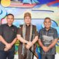 Ketua DPRD Kabupaten Manggarai Barat, Benediktus Nurdin (kiri), Kejati NTT, Roch Adi Wibowo (tengah) dan Bupati Mabar, Edistasius Endi (kanan), saat Penyambutan berlangsung di Bandar Udara Internasional Komodo, Selasa (28/4/2026). Foto Rino/GBRNews.id