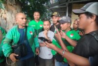Donatus Darso (tengah) saat memberikan keterangan kepada awak media usai melaporkan dugaan penganiayaan yang dialaminya di Mapolres Manggarai Barat, Senin (13/4/2026). Foto: Rino/GBRNews.id