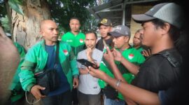 Donatus Darso (tengah) saat memberikan keterangan kepada awak media usai melaporkan dugaan penganiayaan yang dialaminya di Mapolres Manggarai Barat, Senin (13/4/2026). Foto: Rino/GBRNews.id
