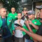 Donatus Darso (tengah) saat memberikan keterangan kepada awak media usai melaporkan dugaan penganiayaan yang dialaminya di Mapolres Manggarai Barat, Senin (13/4/2026). Foto: Rino/GBRNews.id