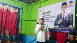 Anggota DPRD Manggarai Barat dari Fraksi NasDem, Martinus Mitar, saat Reses di Kampung Mejer, Desa Golo Damu, Kecamatan Mbeliling, Selasa (31/3/2026) malam. Foto Rino/GBRNews.id