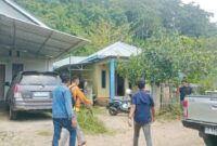 Kader sekaligus admin Partai Perindo Kabupaten Manggarai Barat, RB (tengah), dijemput oleh penyidik bersama tim Resmob dan dibawa ke lokasi sekitar pukul 13.30 Wita. Foto Rino/GBRNews.id