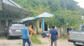 Kader sekaligus admin Partai Perindo Kabupaten Manggarai Barat, RB (tengah), dijemput oleh penyidik bersama tim Resmob dan dibawa ke lokasi sekitar pukul 13.30 Wita. Foto Rino/GBRNews.id