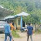 Kader sekaligus admin Partai Perindo Kabupaten Manggarai Barat, RB (tengah), dijemput oleh penyidik bersama tim Resmob dan dibawa ke lokasi sekitar pukul 13.30 Wita. Foto Rino/GBRNews.id