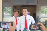 Kasat Reskrim Polres Manggarai Barat, AKP Lufthi Darmawan Aditya (kanan), didampingi Kanit Pidum, Ipda Nikolaus Nikson Bunganaen saat menggelar konfrensi pers beberapa waktu lalu di Mapolres.