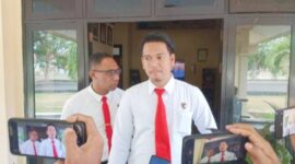 Kasat Reskrim Polres Manggarai Barat, AKP Lufthi Darmawan Aditya (kanan), didampingi Kanit Pidum, Ipda Nikolaus Nikson Bunganaen saat menggelar konfrensi pers beberapa waktu lalu di Mapolres.