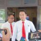 Kasat Reskrim Polres Manggarai Barat, AKP Lufthi Darmawan Aditya (kanan), didampingi Kanit Pidum, Ipda Nikolaus Nikson Bunganaen saat menggelar konfrensi pers beberapa waktu lalu di Mapolres.