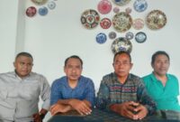 Kuasa hukum, Rydo Manafe, SH., M.H (kiri), Hari Pandie, SH., M.H (tengah), Halim (tengah) dan Abdul Manang (kana), warga Kampung Tao, Desa Golo Mori, Sabtu (4/4/2026) sore. Foto Rino/GBRNews.id