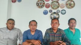 Kuasa hukum, Rydo Manafe, SH., M.H (kiri), Hari Pandie, SH., M.H (tengah), Halim (tengah) dan Abdul Manang (kana), warga Kampung Tao, Desa Golo Mori, Sabtu (4/4/2026) sore. Foto Rino/GBRNews.id