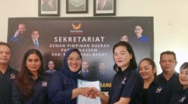 Ketua DPD NasDem Manggarai Barat, Yopi Widyanti (kanan) bersama Andy Rizky Nur Cahya (kiri) saat menyerahkan SK, Rabu (15/4/2026) siang. Foto Rino/GBRNews.id