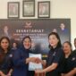 Ketua DPD NasDem Manggarai Barat, Yopi Widyanti (kanan) bersama Andy Rizky Nur Cahya (kiri) saat menyerahkan SK, Rabu (15/4/2026) siang. Foto Rino/GBRNews.id