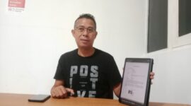 Kuasa hukum Suhardi, Yance Thobias Mesah, saat menunjukkan dokumen pencabutan surat keberatan, Kamis (23/4/2026) siang. Foto Rino/GBRNews.id