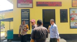 Haji Ramang Ishaka (topi merah) didampingi Kuasa hukumnya, Gabriel Kou (belakang), saat keluar dari ruang Unit Tipidum Polres Mabar, Kamis (30/4/2026) siang. [Foto Rino/GBRNews.id]
