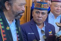 Ketua Umum Partai NasDem, Surya Paloh (kiri) disamping langsung Ketua DPW NasDem NTT, Edistasius Endi (kanan) pada Rapat Kerja Wilayah (Rakerwil) Partai NasDem Nusa Tenggara Timur (NTT) yang berlangsung di Golo Mori, Labuan Bajo, Kamis (8/5/2025).

